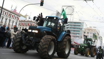 Στο Σύνταγμα οι αγρότες  – Μεγάλο συλλαλητήριο έξω από τη Βουλή