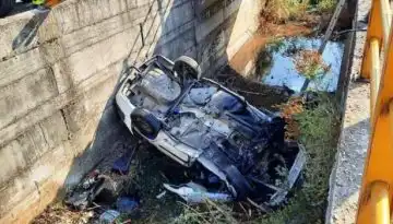 &Tau;&rho;&alpha;&gamma;&omega;&delta;ί&alpha;: &Nu;&epsilon;&kappa;&rho;ό&sigmaf; 42&chi;&rho;&omicron;&nu;&omicron;&sigmaf; &ndash; Έ&pi;&epsilon;&sigma;&epsilon; &sigma;&epsilon; &alpha;&rho;&delta;&epsilon;&upsilon;&tau;&iota;&kappa;ό &kappa;&alpha;&nu;ά&lambda;&iota; &mu;&epsilon; &tau;&omicron; &alpha;&gamma;&rho;&omicron;&tau;&iota;&kappa;ό &alpha;&upsilon;&tau;&omicron;&kappa;ί&nu;&eta;&tau;&omicron;