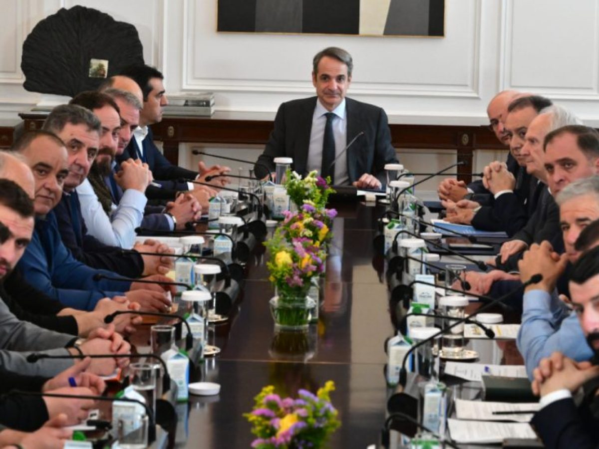 Αδιαπραγμάτευτη προτεραιότητα η στήριξη της κτηνοτροφίας, είπε ο Μητσοτάκης στη συνάντηση με τους κτηνοτρόφους στο Μαξίμο