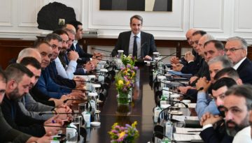 Αδιαπραγμάτευτη προτεραιότητα η στήριξη της κτηνοτροφίας, είπε ο Μητσοτάκης στη συνάντηση με τους κτηνοτρόφους στο Μαξίμο