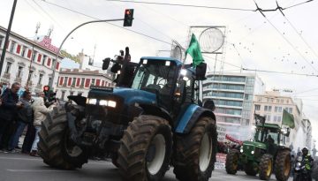 Αγρότες: Έφτασαν στο Σύνταγμα με τα τρακτέρ