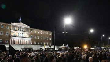 Αγρότες: Έξω από τη Βουλή θα περάσουν τη νύχτα – Το κομβόι με τα τρακτέρ και όσα έγιναν στο συλλαλητήριο της Αθήνας