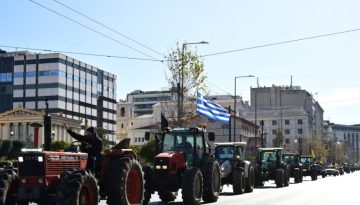 Αγρότες: Με κόρνες και μαρσαρίσματα αποχώρησαν τα τρακτέρ από το Σύνταγμα