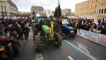 Αγρότες: Ολονύχτια παραμονή στο Σύνταγμα με 40 τρακτέρ – Συνεχίζουν και σήμερα