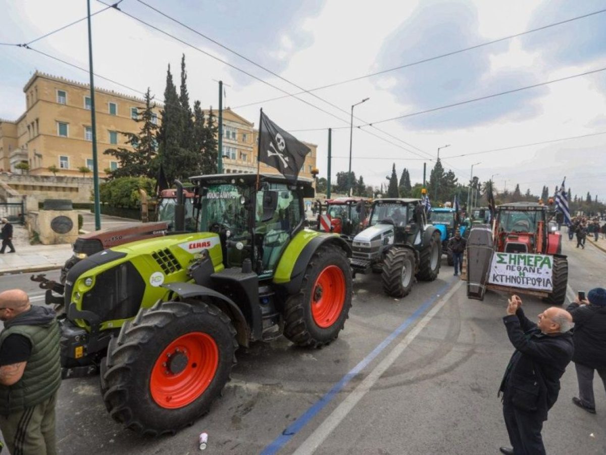 Αγρότες: Ζεσταίνουν τα τρακτέρ τους για το Σύνταγμα