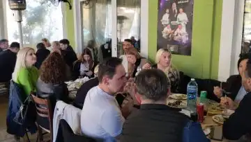 &Omicron;&iota; &kappa;&rho;&epsilon;&omicron;&pi;ώ&lambda;&epsilon;&sigmaf; &tau;&eta;&sigmaf; &Pi;ά&tau;&rho;&alpha;&sigmaf; έ&kappa;&omicron;&psi;&alpha;&nu; &tau;&eta;&nu; &pi;ί&tau;&alpha; &tau;&omicron;&upsilon;&sigmaf;