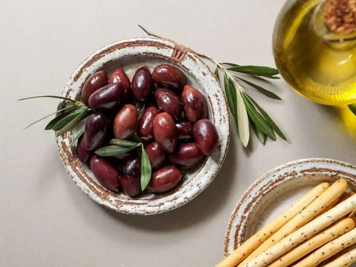Olives4Health: &Epsilon;&lambda;&iota;έ&sigmaf; &nu;έ&alpha;&sigmaf; &gamma;&epsilon;&nu;&iota;ά&sigmaf; &alpha;&pi;ό &tau;&eta;&nu; Έ&nu;&omega;&sigma;&eta; &Alpha;&gamma;&rho;&iota;&nu;ί&omicron;&upsilon; &bull; &Theta;&epsilon;&sigma;&sigma;&alpha;&lambda;&iota;&kappa;ή &Gamma;&eta; &bull; &Tau;&alpha; &Alpha;&gamma;&rho;&omicron;&tau;&iota;&kappa;ά &Nu;έ&alpha; &tau;&eta;&sigmaf; &Theta;&epsilon;&sigma;&sigma;&alpha;&lambda;ί&alpha;&sigmaf;
