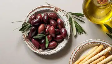 Olives4Health: &Epsilon;&lambda;&iota;έ&sigmaf; &nu;έ&alpha;&sigmaf; &gamma;&epsilon;&nu;&iota;ά&sigmaf; &alpha;&pi;ό &tau;&eta;&nu; Έ&nu;&omega;&sigma;&eta; &Alpha;&gamma;&rho;&iota;&nu;ί&omicron;&upsilon; &bull; &Theta;&epsilon;&sigma;&sigma;&alpha;&lambda;&iota;&kappa;ή &Gamma;&eta; &bull; &Tau;&alpha; &Alpha;&gamma;&rho;&omicron;&tau;&iota;&kappa;ά &Nu;έ&alpha; &tau;&eta;&sigmaf; &Theta;&epsilon;&sigma;&sigma;&alpha;&lambda;ί&alpha;&sigmaf;