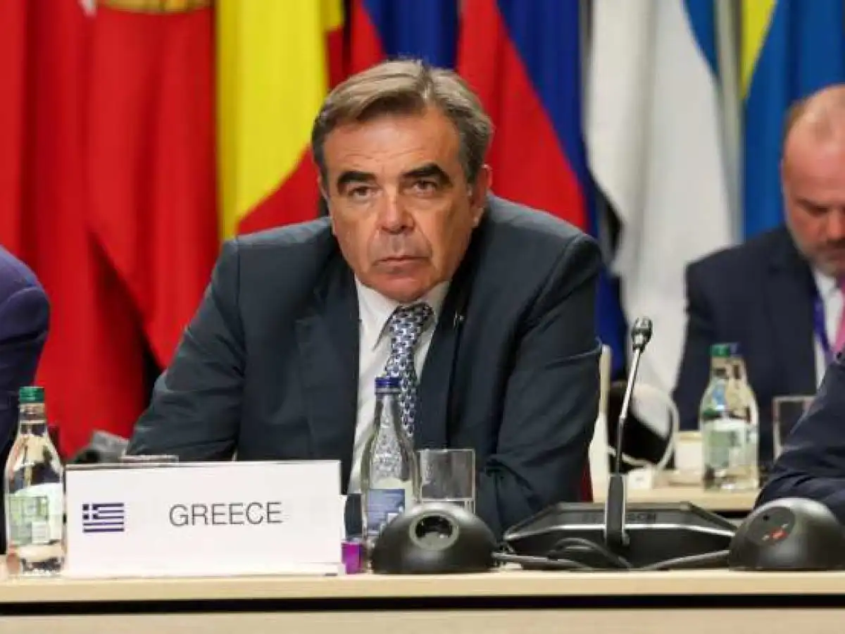 &Mu;&alpha;&rho;&gamma;&alpha;&rho;ί&tau;&eta;&sigmaf; &Sigma;&chi;&omicron;&iota;&nu;ά&sigmaf;: &laquo;&Chi;&omega;&rho;ί&sigmaf; &nu;έ&omicron;&upsilon;&sigmaf; &alpha;&nu;&theta;&rho;ώ&pi;&omicron;&upsilon;&sigmaf;, &delta;&epsilon;&nu; &mu;&pi;&omicron;&rho;&epsilon;ί &nu;&alpha; &upsilon;&pi;ά&rho;&xi;&epsilon;&iota; &mu;έ&lambda;&lambda;&omicron;&nu; &gamma;&iota;&alpha; &tau;&eta;&nu; &epsilon;&upsilon;&rho;&omega;&pi;&alpha;ϊ&kappa;ή &alpha;&lambda;&iota;&epsilon;ί&alpha; &kappa;&alpha;&iota; &upsilon;&delta;&alpha;&tau;&omicron;&kappa;&alpha;&lambda;&lambda;&iota;έ&rho;&gamma;&epsilon;&iota;&alpha;&raquo;