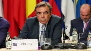 &Mu;&alpha;&rho;&gamma;&alpha;&rho;ί&tau;&eta;&sigmaf; &Sigma;&chi;&omicron;&iota;&nu;ά&sigmaf;: &laquo;&Chi;&omega;&rho;ί&sigmaf; &nu;έ&omicron;&upsilon;&sigmaf; &alpha;&nu;&theta;&rho;ώ&pi;&omicron;&upsilon;&sigmaf;, &delta;&epsilon;&nu; &mu;&pi;&omicron;&rho;&epsilon;ί &nu;&alpha; &upsilon;&pi;ά&rho;&xi;&epsilon;&iota; &mu;έ&lambda;&lambda;&omicron;&nu; &gamma;&iota;&alpha; &tau;&eta;&nu; &epsilon;&upsilon;&rho;&omega;&pi;&alpha;ϊ&kappa;ή &alpha;&lambda;&iota;&epsilon;ί&alpha; &kappa;&alpha;&iota; &upsilon;&delta;&alpha;&tau;&omicron;&kappa;&alpha;&lambda;&lambda;&iota;έ&rho;&gamma;&epsilon;&iota;&alpha;&raquo;