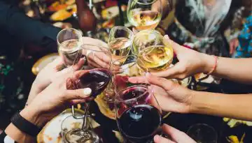 Pageo Wines Tasting: &Gamma;&epsilon;ύ&sigma;&epsilon;&iota;&sigmaf; &kappa;&alpha;&iota; &alpha;&rho;ώ&mu;&alpha;&tau;&alpha; &tau;&omicron;&upsilon; &Pi;&alpha;&gamma;&gamma;&alpha;ί&omicron;&upsilon; &sigma;&epsilon; &mu;&iota;&alpha; &mu;&epsilon;&gamma;ά&lambda;&eta; &gamma;&iota;&omicron;&rho;&tau;ή &kappa;&rho;&alpha;&sigma;&iota;&omicron;ύ &bull; &Theta;&epsilon;&sigma;&sigma;&alpha;&lambda;&iota;&kappa;ή &Gamma;&eta; &bull; &Tau;&alpha; &Alpha;&gamma;&rho;&omicron;&tau;&iota;&kappa;ά &Nu;έ&alpha; &tau;&eta;&sigmaf; &Theta;&epsilon;&sigma;&sigma;&alpha;&lambda;ί&alpha;&sigmaf;