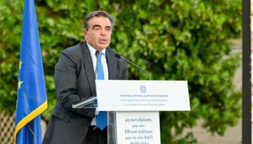 &Mu;. &Sigma;&chi;&omicron;&iota;&nu;ά&sigmaf; &gamma;&iota;&alpha; &epsilon;&pi;&iota;&zeta;&omega;&omicron;&tau;ί&epsilon;&sigmaf; : &laquo;Ό&sigma;&omicron; &eta; &kappa;&rho;ί&sigma;&eta; &sigma;&upsilon;&nu;&epsilon;&chi;ί&zeta;&epsilon;&tau;&alpha;&iota;, &eta; &sigma;&tau;ή&rho;&iota;&xi;&eta; &sigma;&upsilon;&nu;&epsilon;&chi;ί&zeta;&epsilon;&tau;&alpha;&iota; &ndash; Ό&tau;&alpha;&nu; έ&rho;&theta;&epsilon;&iota; &eta; &sigma;&tau;&iota;&gamma;&mu;ή &tau;&eta;&sigmaf; &alpha;&nu;&alpha;&sigma;ύ&sigma;&tau;&alpha;&sigma;&eta;&sigmaf;, &theta;&alpha; &epsilon;ί&mu;&alpha;&sigma;&tau;&epsilon; ή&delta;&eta; έ&tau;&omicron;&iota;&mu;&omicron;&iota;&raquo;